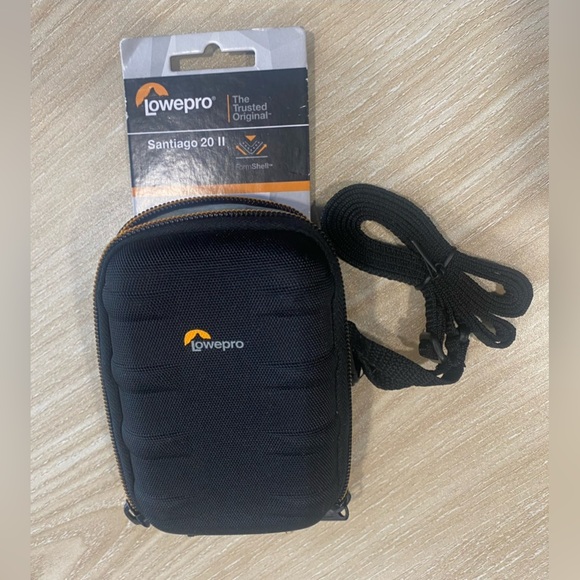 Lowepro Santiago 20 II Camera Case - Picture 2 of 7